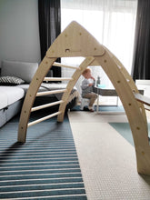 Įkelti vaizdą į galerijos rodinį, PIKLER LAIPIOJIMO TRIKAMPIS SU ČIUOŽYKLA/KOPĖČIOMIS - BALANSAVIMO LAIPTELIAI