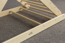 Įkelti vaizdą į galerijos rodinį, MONTESSORI BALANSAVIMO LAIPTELIAI - PIKLER LAIPIOJIMO TRIKAMPIS 80 CM SU DVIPUSE ČIUOŽYKLA