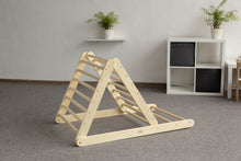 Įkelti vaizdą į galerijos rodinį, MONTESSORI BALANSAVIMO LAIPTELIAI - PIKLER LAIPIOJIMO TRIKAMPIS 80 CM SU DVIPUSE ČIUOŽYKLA