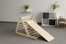 Įkelti vaizdą į galerijos rodinį, MONTESSORI BALANSAVIMO LAIPTELIAI - PIKLER LAIPIOJIMO TRIKAMPIS 80 CM SU DVIPUSE ČIUOŽYKLA