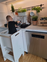 Įkelti vaizdą į galerijos rodinį, MONTESSORI VIRTUVĖS BOKŠTELIS SU PAPILDOMA APSAUGA