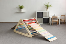Įkelti vaizdą į galerijos rodinį, MONTESSORI BALANSAVIMO LAIPTELIAI - PIKLER LAIPIOJIMO TRIKAMPIS 80 CM SU DVIPUSE ČIUOŽYKLA