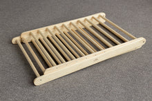 Įkelti vaizdą į galerijos rodinį, MONTESSORI BALANSAVIMO LAIPTELIAI - PIKLER LAIPIOJIMO TRIKAMPIS 80 CM SU DVIPUSE ČIUOŽYKLA