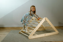 Įkelti vaizdą į galerijos rodinį, MONTESSORI BALANSAVIMO LAIPTELIAI - PIKLER LAIPIOJIMO TRIKAMPIS 80 CM SU DVIPUSE ČIUOŽYKLA