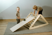 Įkelti vaizdą į galerijos rodinį, MONTESSORI BALANSAVIMO LAIPTELIAI - PIKLER LAIPIOJIMO TRIKAMPIS 80 CM SU DVIPUSE ČIUOŽYKLA