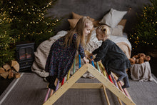 Įkelti vaizdą į galerijos rodinį, MONTESSORI BALANSAVIMO LAIPTELIAI - PIKLER LAIPIOJIMO TRIKAMPIS 80 CM SU DVIPUSE ČIUOŽYKLA