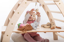 Įkelti vaizdą į galerijos rodinį, PIKLER LAIPIOJIMO TRIKAMPIS SU ČIUOŽYKLA/KOPĖČIOMIS - BALANSAVIMO LAIPTELIAI