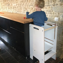 Įkelti vaizdą į galerijos rodinį, MONTESSORI VIRTUVĖS BOKŠTELIS SU PAPILDOMA APSAUGA