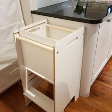 Įkelti vaizdą į galerijos rodinį, MONTESSORI VIRTUVĖS BOKŠTELIS SU PAPILDOMA APSAUGA