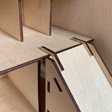 Įkelti vaizdą į galerijos rodinį, MEDINIS MAŠINĖLIŲ GARAŽAS