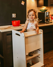 Įkelti vaizdą į galerijos rodinį, MONTESSORI VIRTUVĖS BOKŠTELIS SU PAPILDOMA APSAUGA