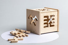 Įkelti vaizdą į galerijos rodinį, SMULKIOSIOS MOTORIKOS ŽAISLAS DĖŽUTĖ