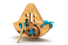 Įkelti vaizdą į galerijos rodinį, Medinis vėrimo žaislas "Valtis"