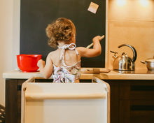 Įkelti vaizdą į galerijos rodinį, MONTESSORI VIRTUVĖS BOKŠTELIS SU PAPILDOMA APSAUGA