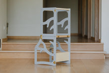 Įkelti vaizdą į galerijos rodinį, 3in1 - VIRTUVĖS PAGALBINIS BOKŠTELIS - STALAS - ČIUOŽYKLA TRANSFORMERIS MEDŽIO MOTYVAI